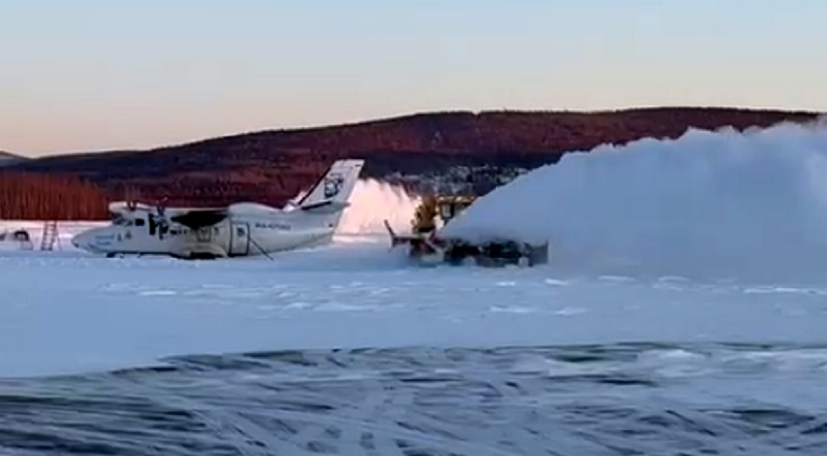 Аэропорт Николаевска-на-Амуре очищают от снега