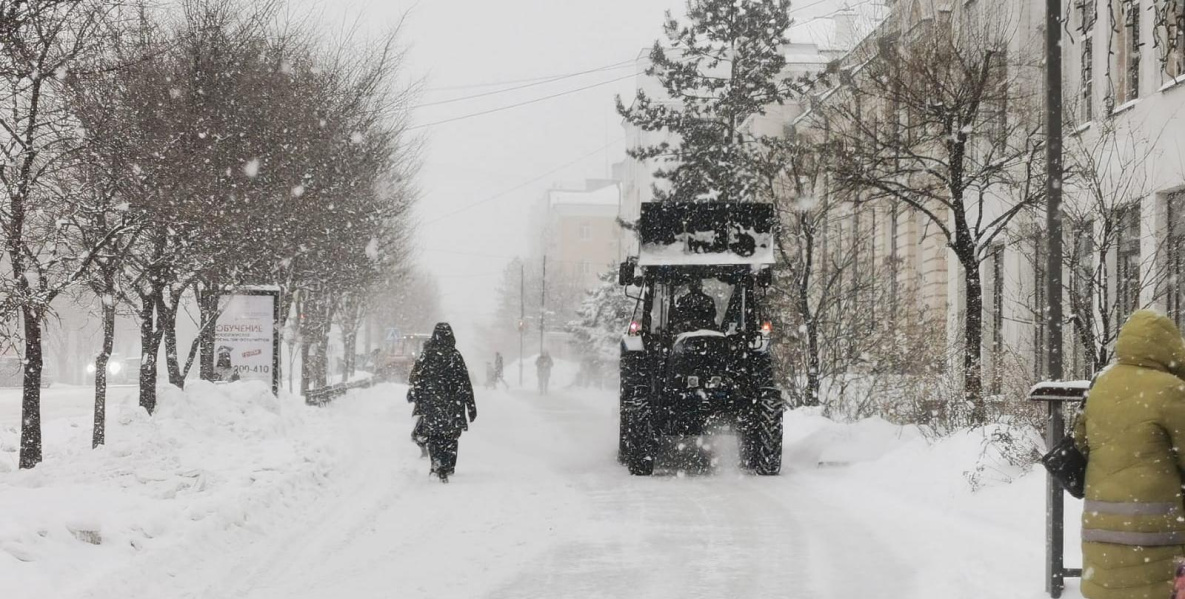 Снежный циклон ограничил движение транспорта в Хабаровском крае