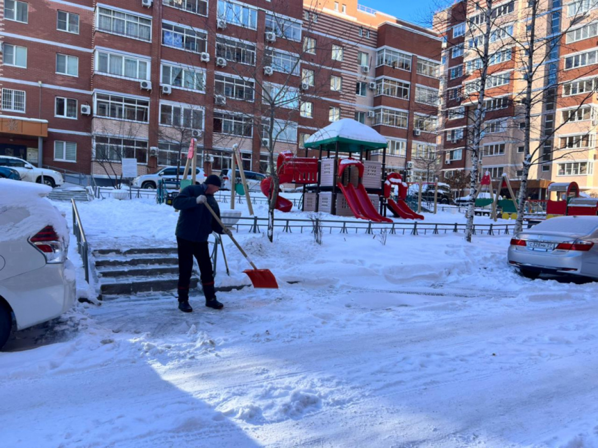 Жители Хабаровска жалуются на снег и наледь возле своих домов