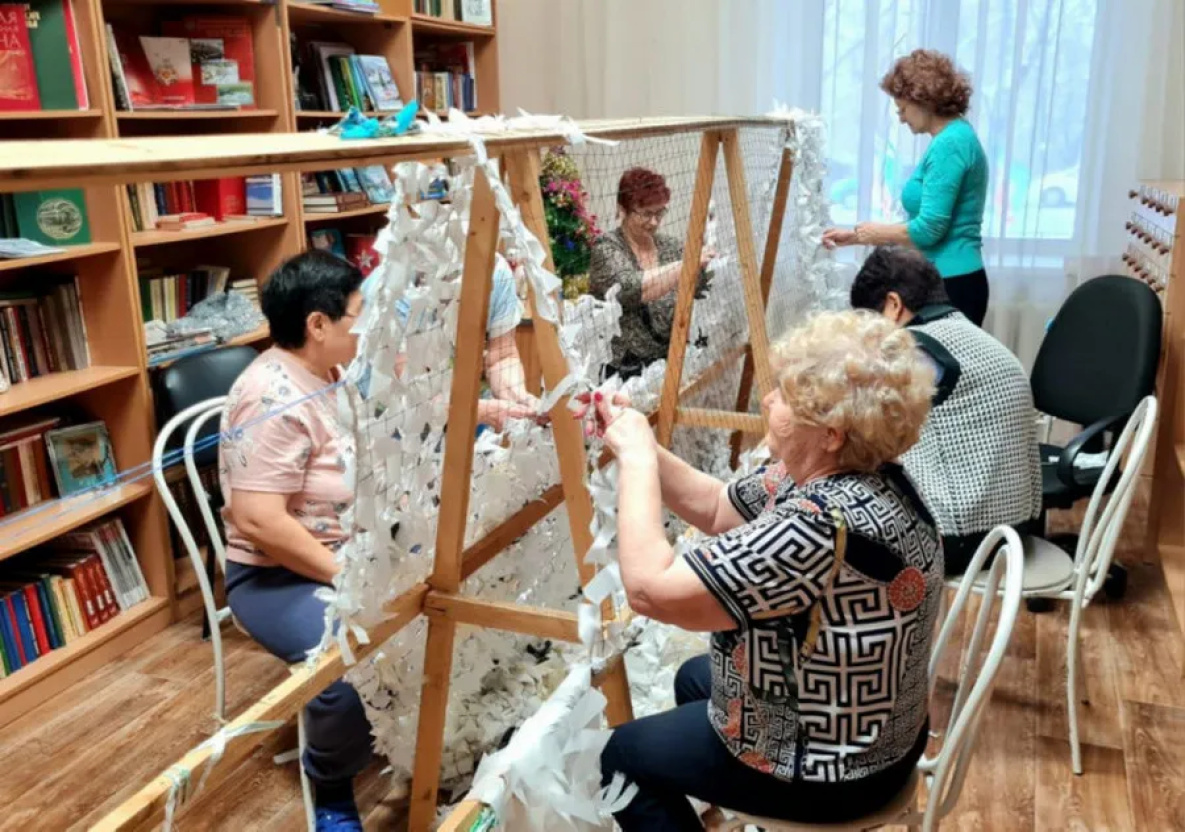 Постояльцы хабаровского Дома ветеранов подготовили посылку на СВО