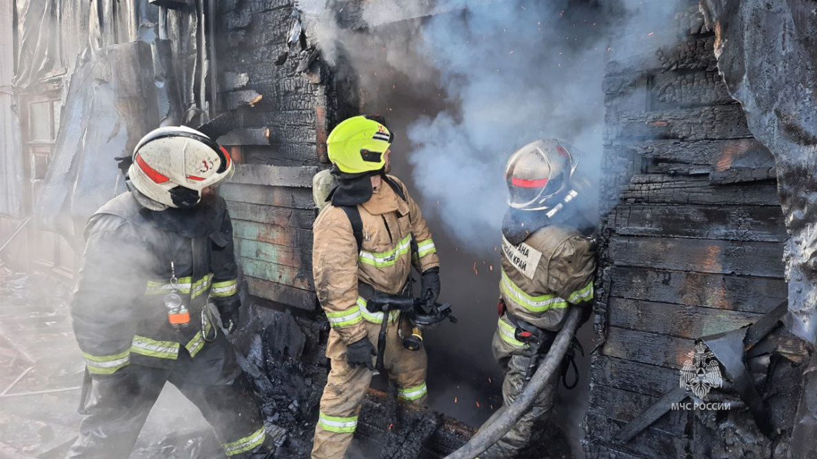 В Кировском районе Хабаровска выгорел двухэтажный барак