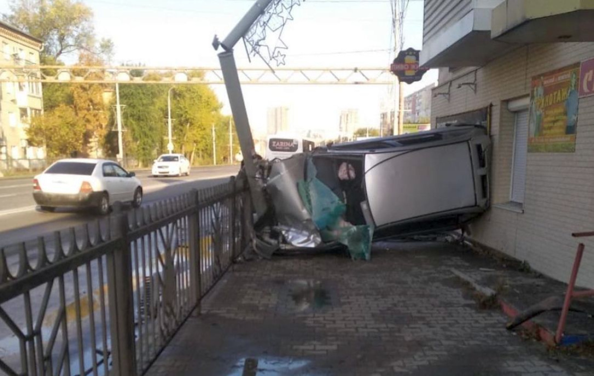 В Хабаровске автомобиль протаранил ограду и врезался в дом