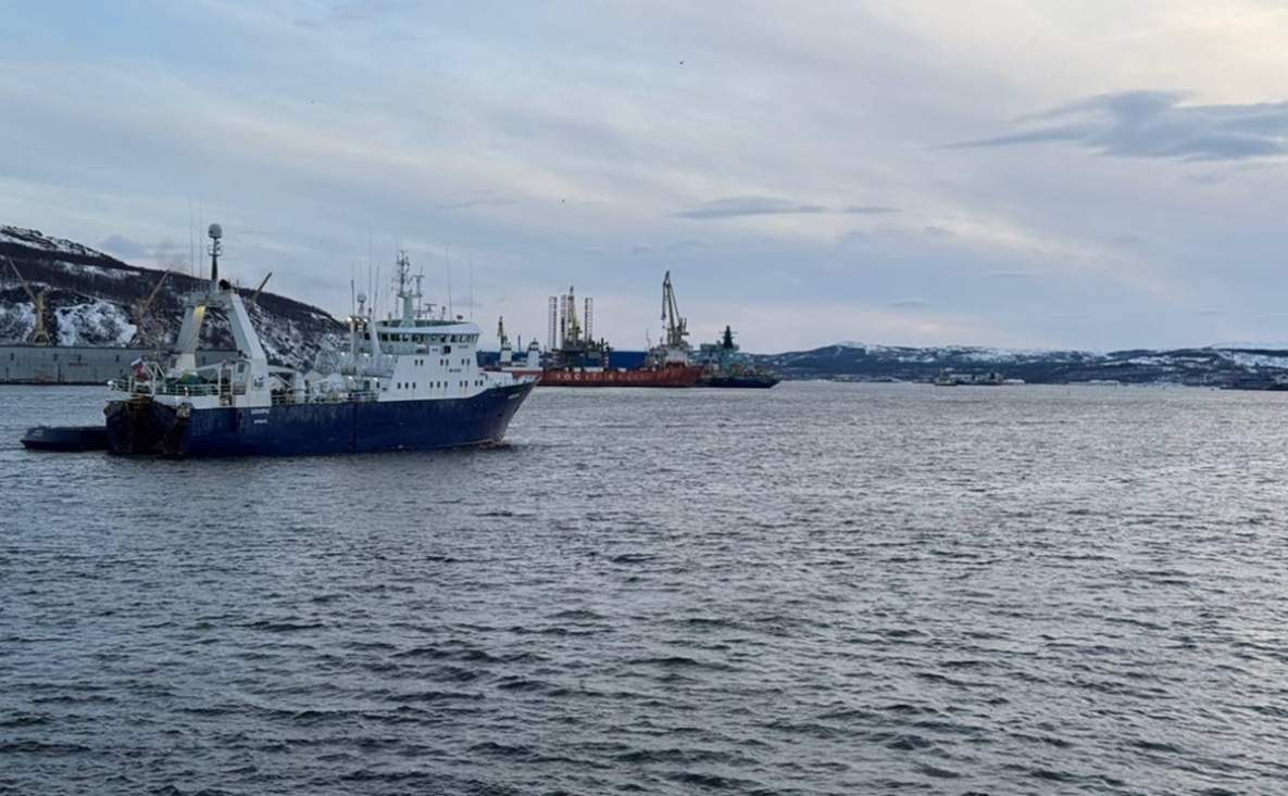 Минтаевая путина осложнена метеоусловиями в Охотском море 