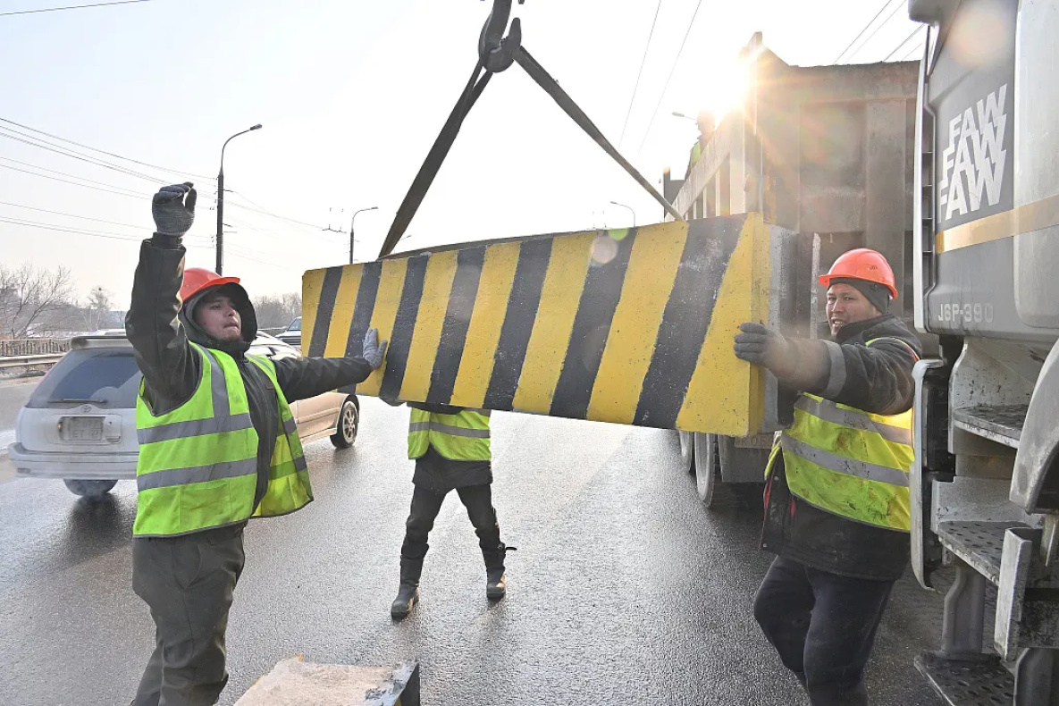 Движение транспорта ограничили на развязке на улице Ленинградской в Хабаровске