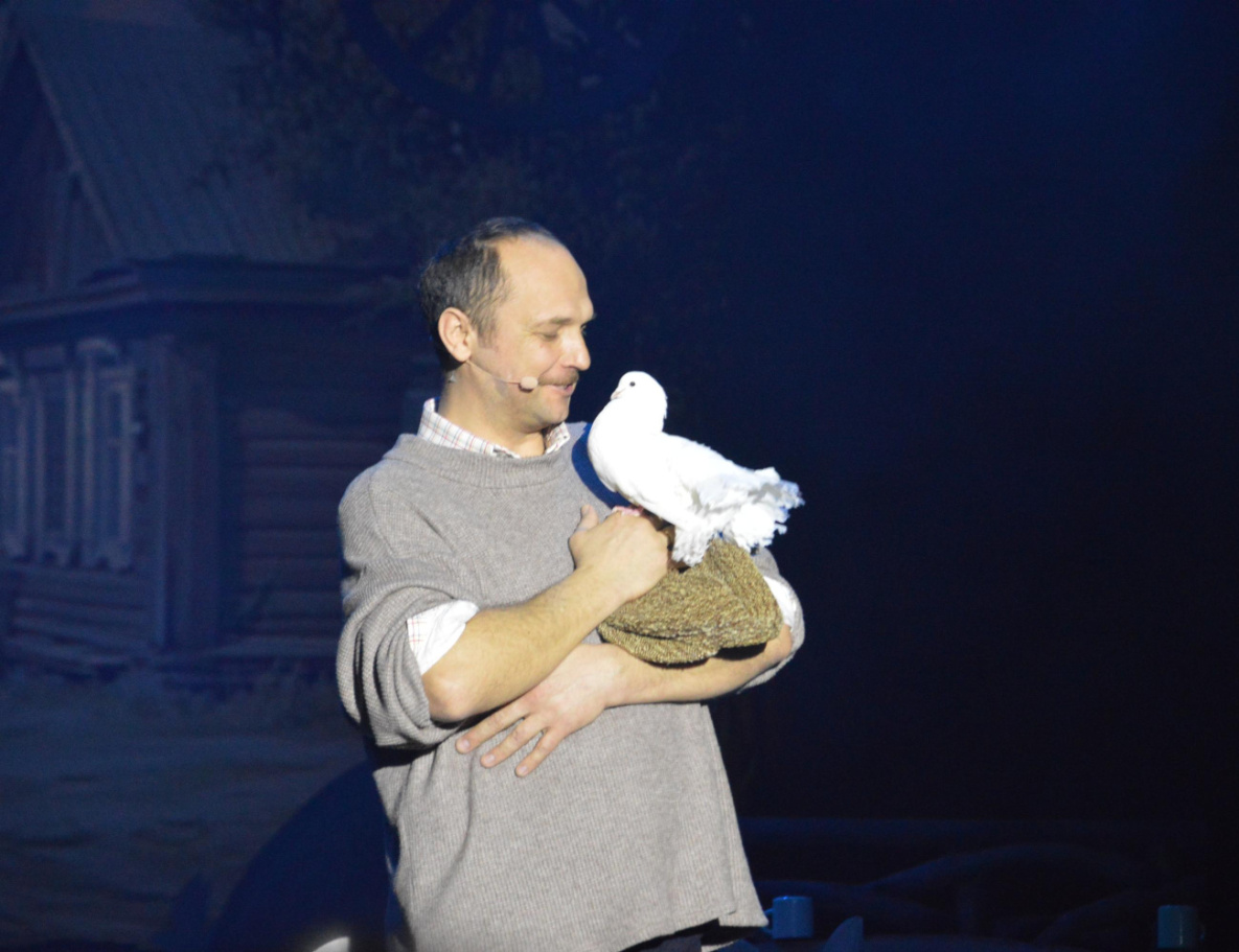 Живые голуби придали особый колорит премьере хабаровского музыкального театра