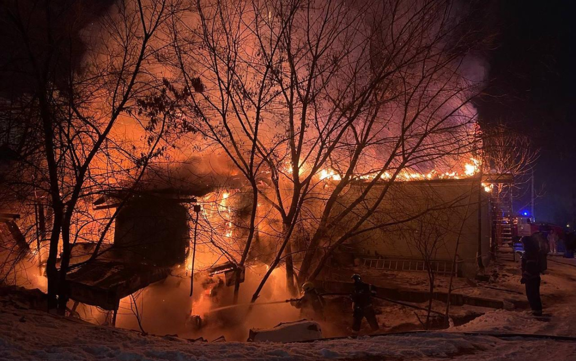 В Хабаровске в мощном пожаре погиб человек