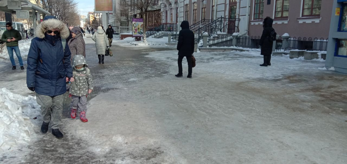 Собственники зданий не спешат убирать лёд с улиц на «красной линии» Хабаровска
