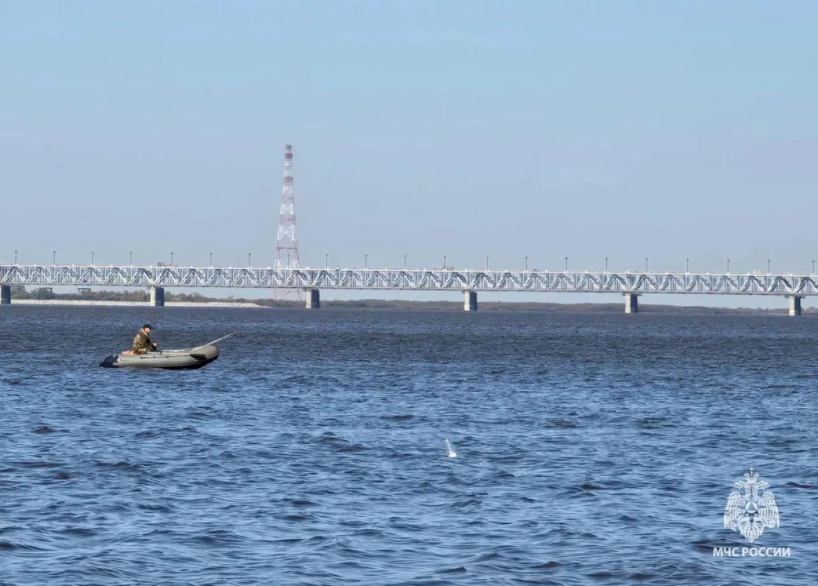 В Хабаровске сотрудники МЧС спасли двух горожан с перевёрнутой лодки