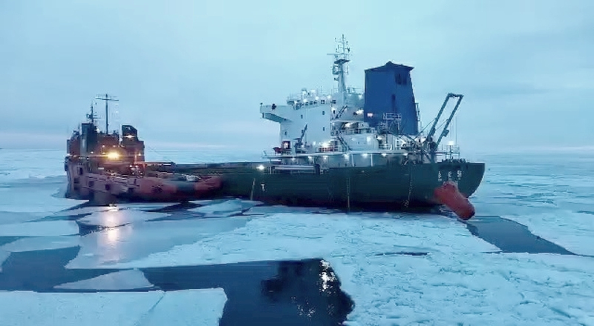 На аварийный китайский сухогруз во льдах у Ванино вернулся экипаж