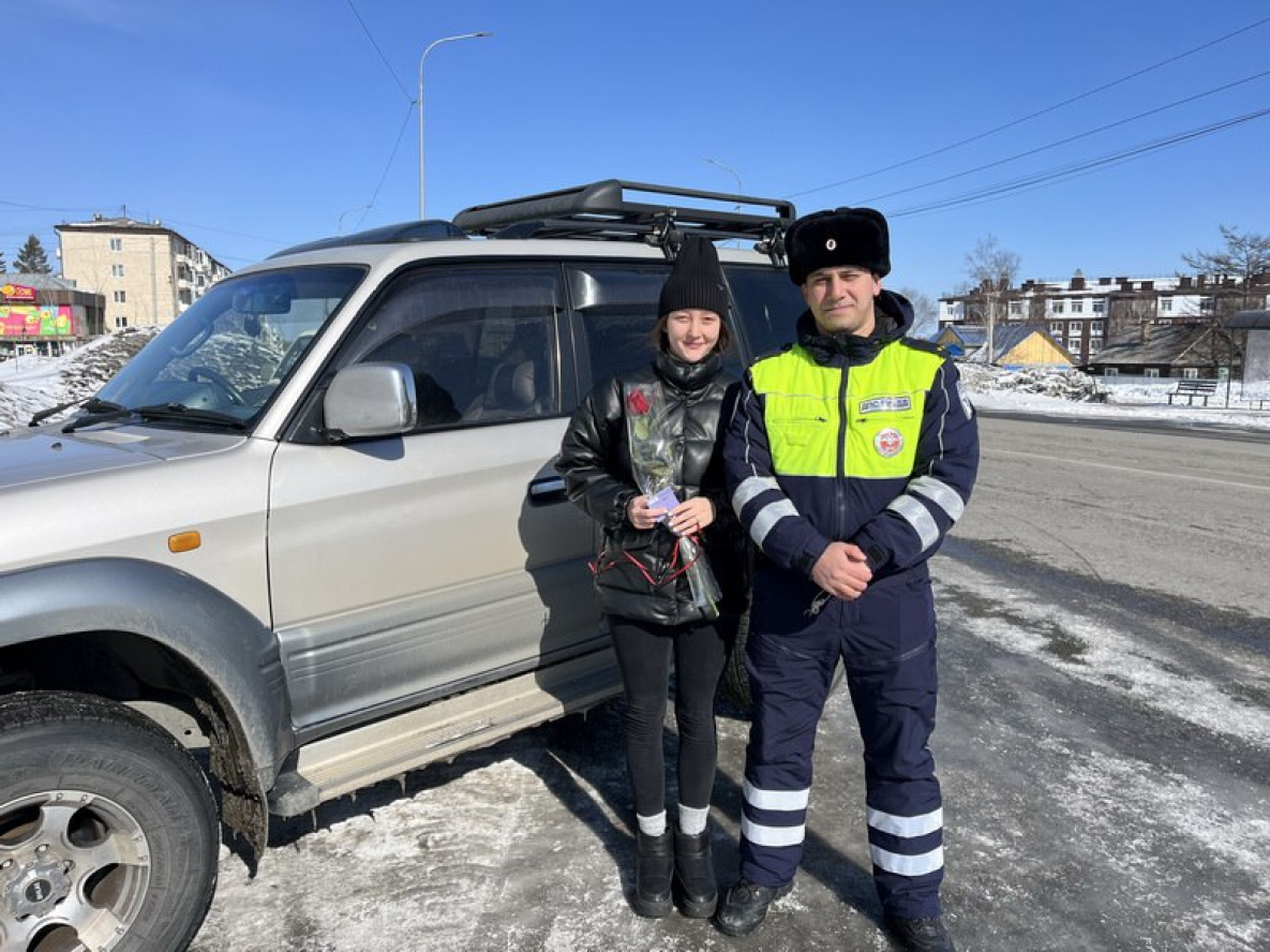 Цветочные патрули ГИБДД в Хабаровском крае поздравили автоледи с 8 марта |  07.03.2024 | Хабаровск - БезФормата