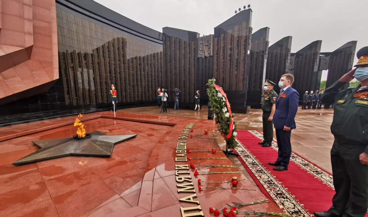 Губернатор возложил лампаду к Вечному огню в Хабаровске