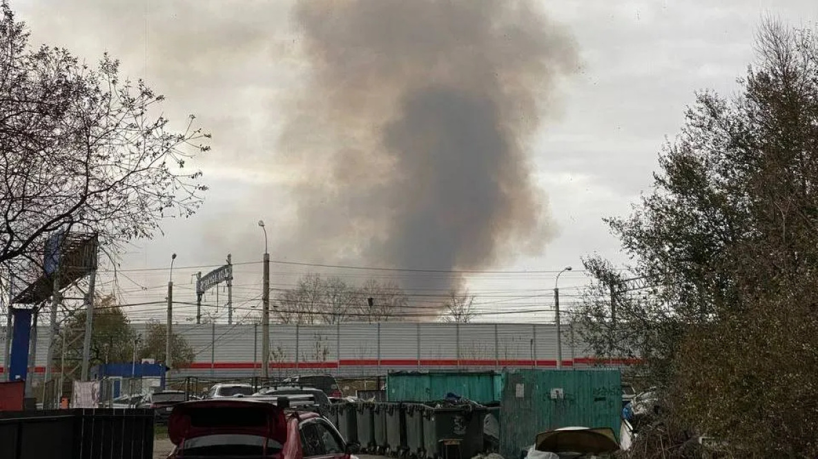 Хабаровск заволокло дымом от пожара на острове Дачный