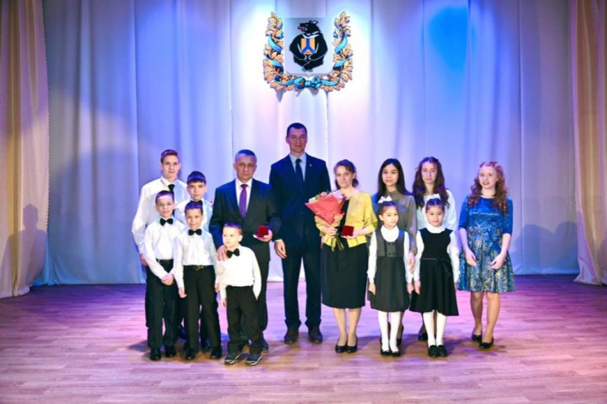 Михаил Дегтярёв наградил семью с 12 детьми из Хабаровского края