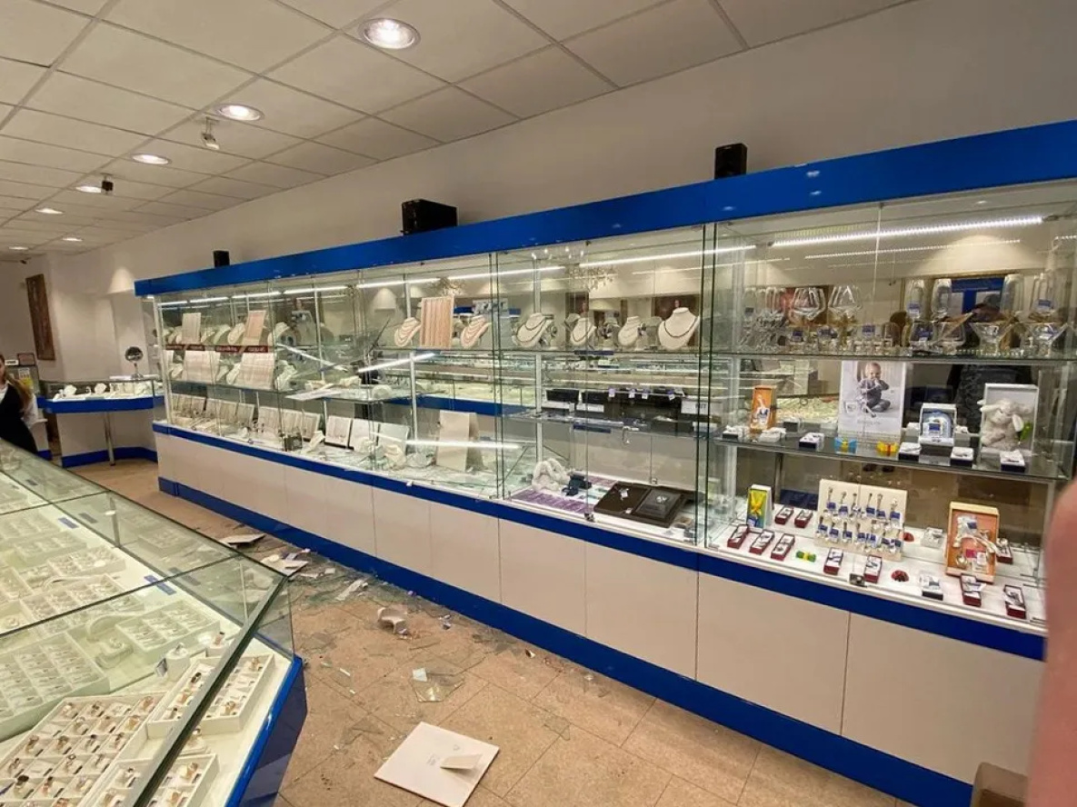 В Хабаровском крае молодой человек напал с топором на ювелирный магазин