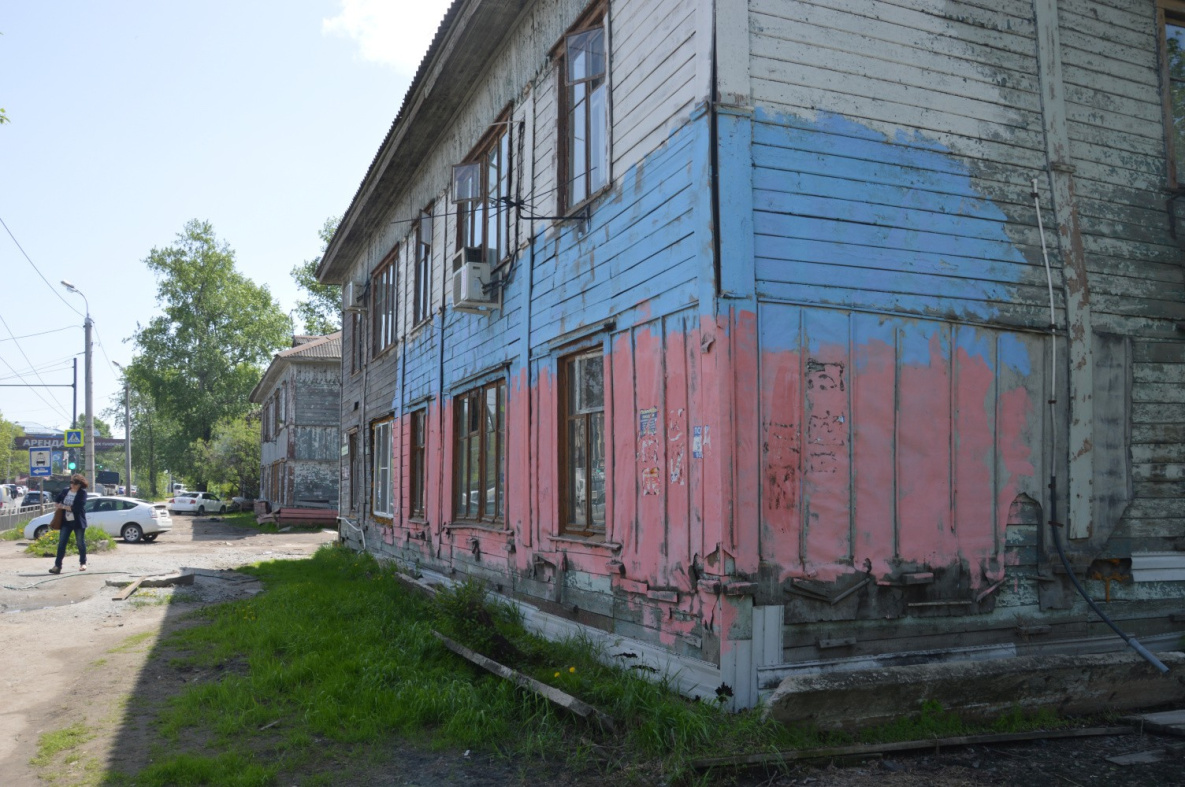 Деревянный барак «затрещал по швам» в Хабаровске