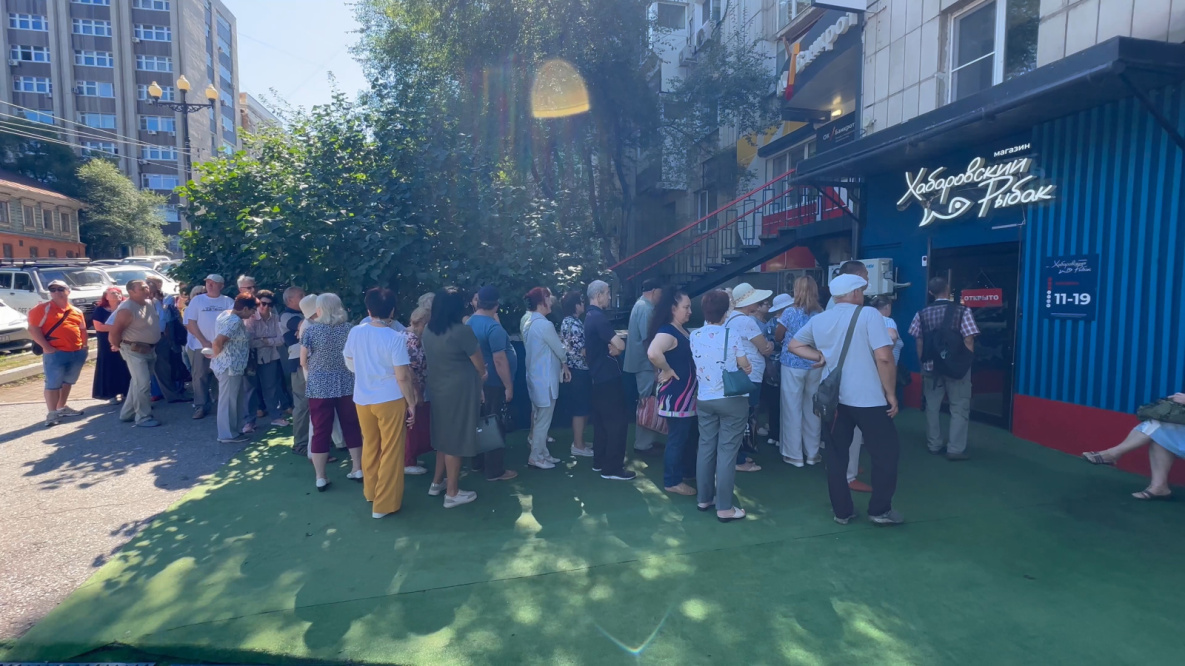 Хабаровчане выстроились в очереди за «Доступной рыбой»