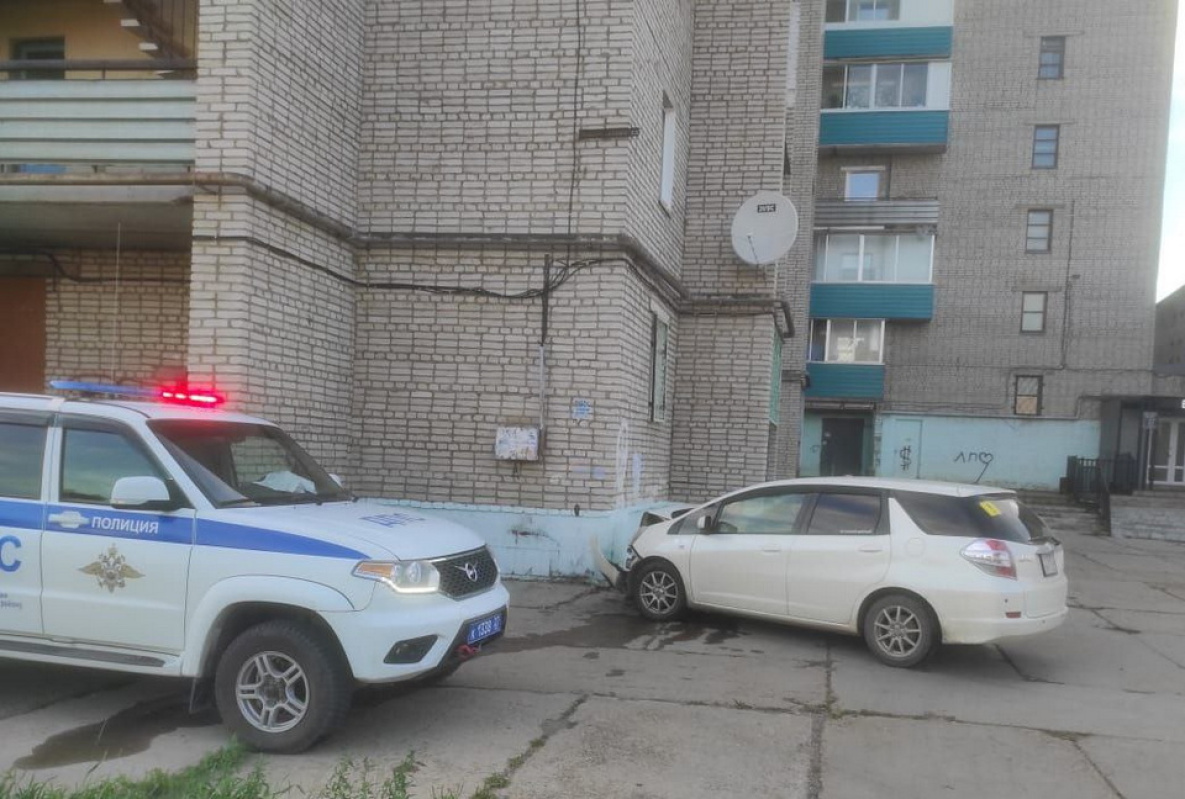 Водитель в Хабаровском крае врезался в дом из-за плохого самочувствия