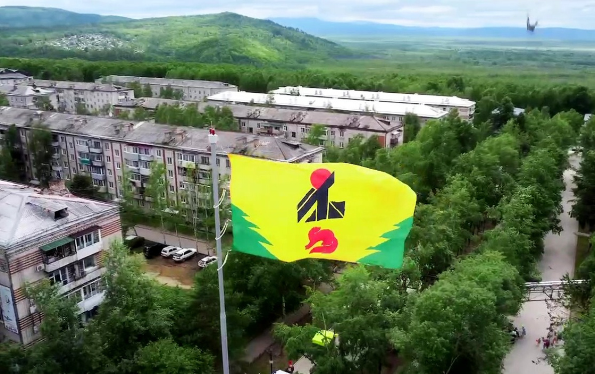Самый высокий в Хабаровском крае флаг взмыл над Чегдомыном