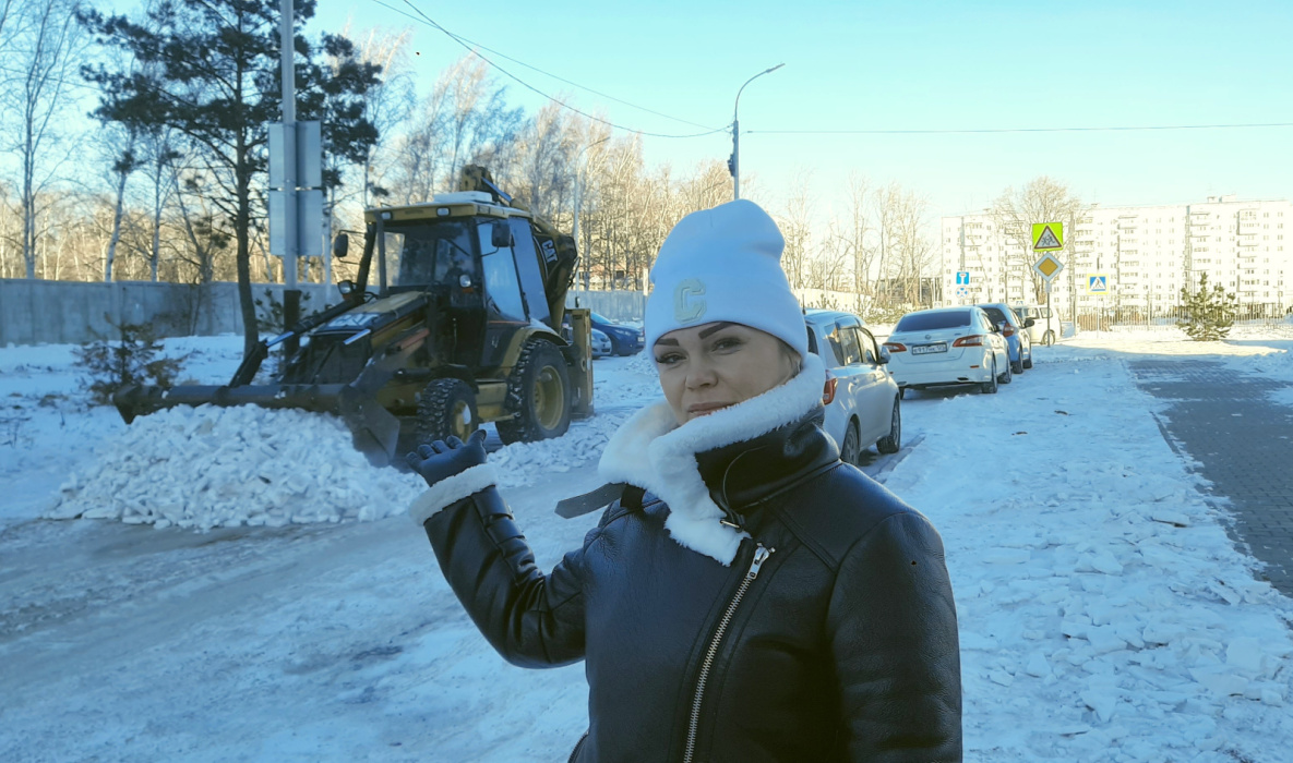 Хабаровчане вскладчину чистят дорогу к своему кварталу