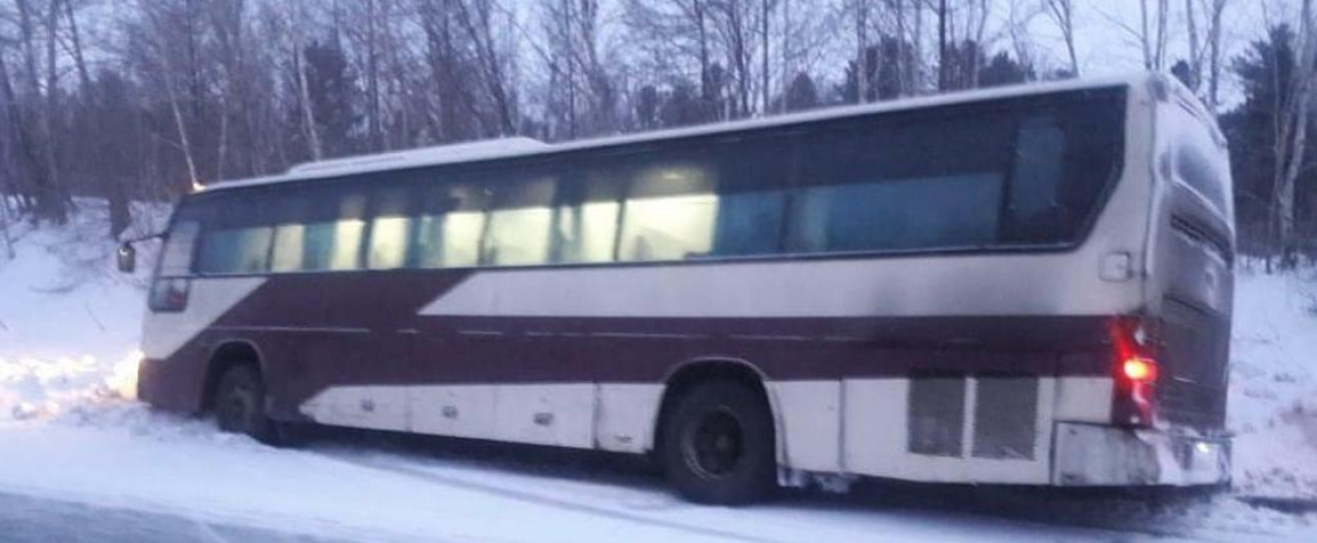 Автобус с пассажирами вылетел с дороги в Хабкрае из-за отказа тормозов