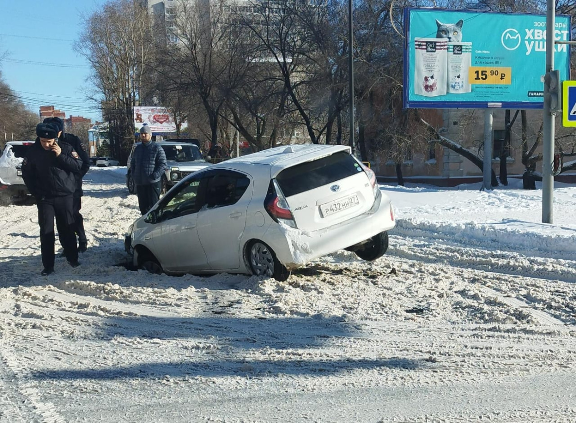 На дороге в центре Хабаровска образовался провал | 08.11.2023 | Хабаровск -  БезФормата