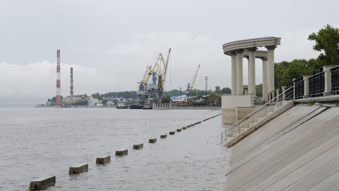 Вода в амуре у хабаровска на сегодня. Хабаровск набережная Амура. Набережная Хабаровск 2023. Река Амур Хабаровск. Объединенная набережная Хабаровск.