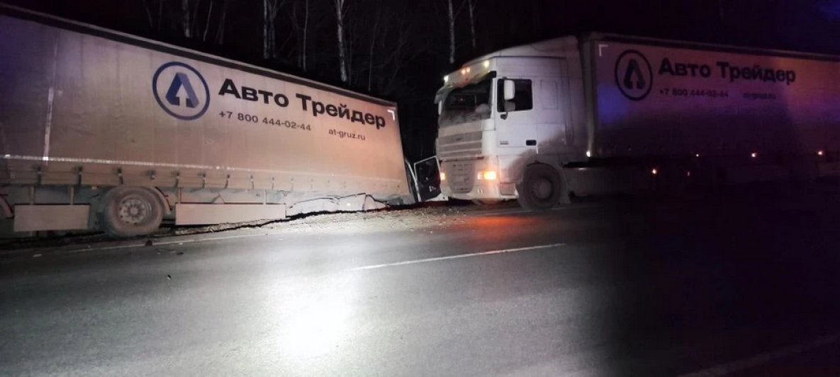 Три грузовика столкнулись на трассе в Хабаровском крае