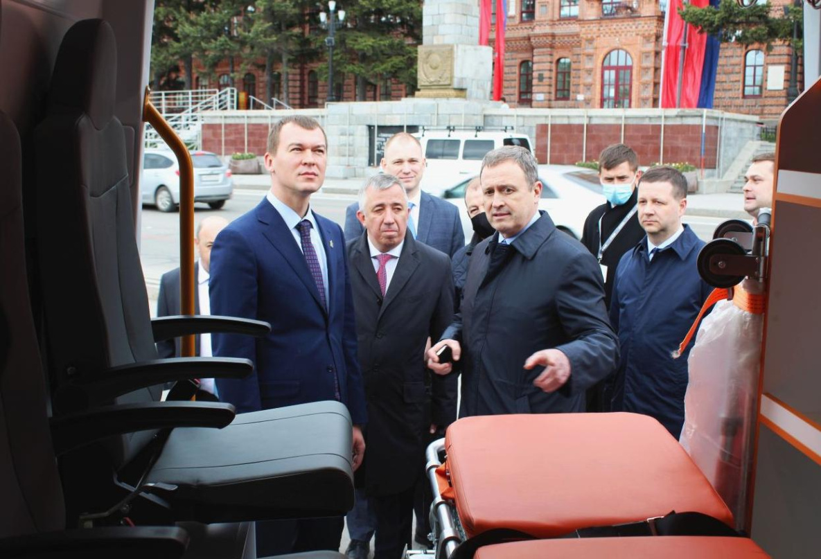 Врио губернатора Михаил Дегтярев посетил выставку новых машин ГАЗ