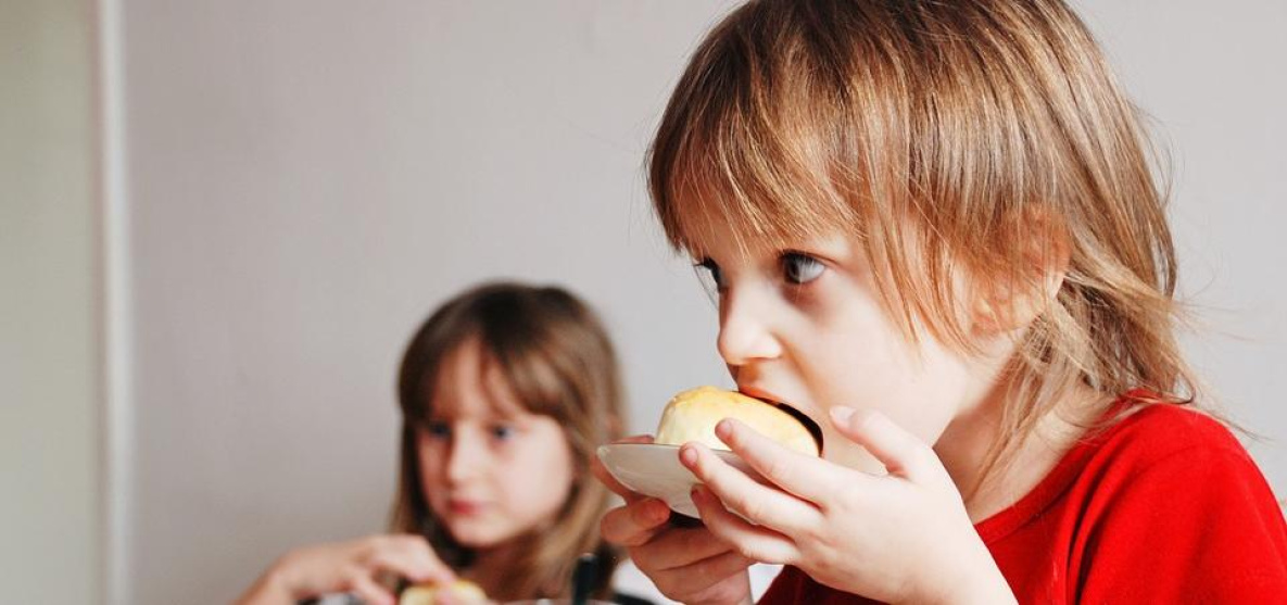 Детей с ограниченными возможностями начали кормить в комсомольских школах бесплатно