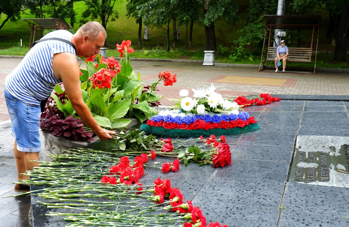 День ВДВ в Хабаровском крае отметили прыжками и цветами | 02.08.2023 |  Хабаровск - БезФормата