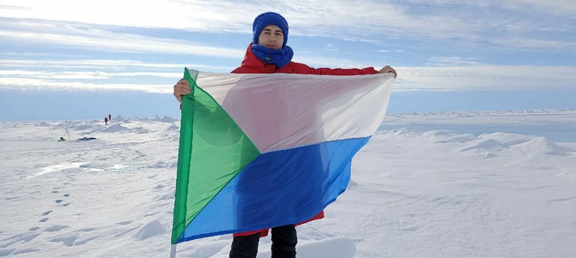 Флаг Хабаровского края подняли над Северным полюсом