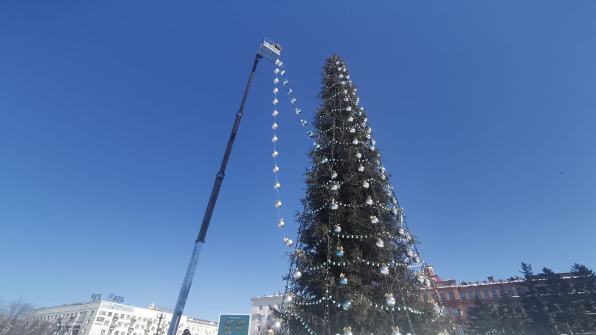 В Хабаровске «раздевают» главную новогоднюю ёлку