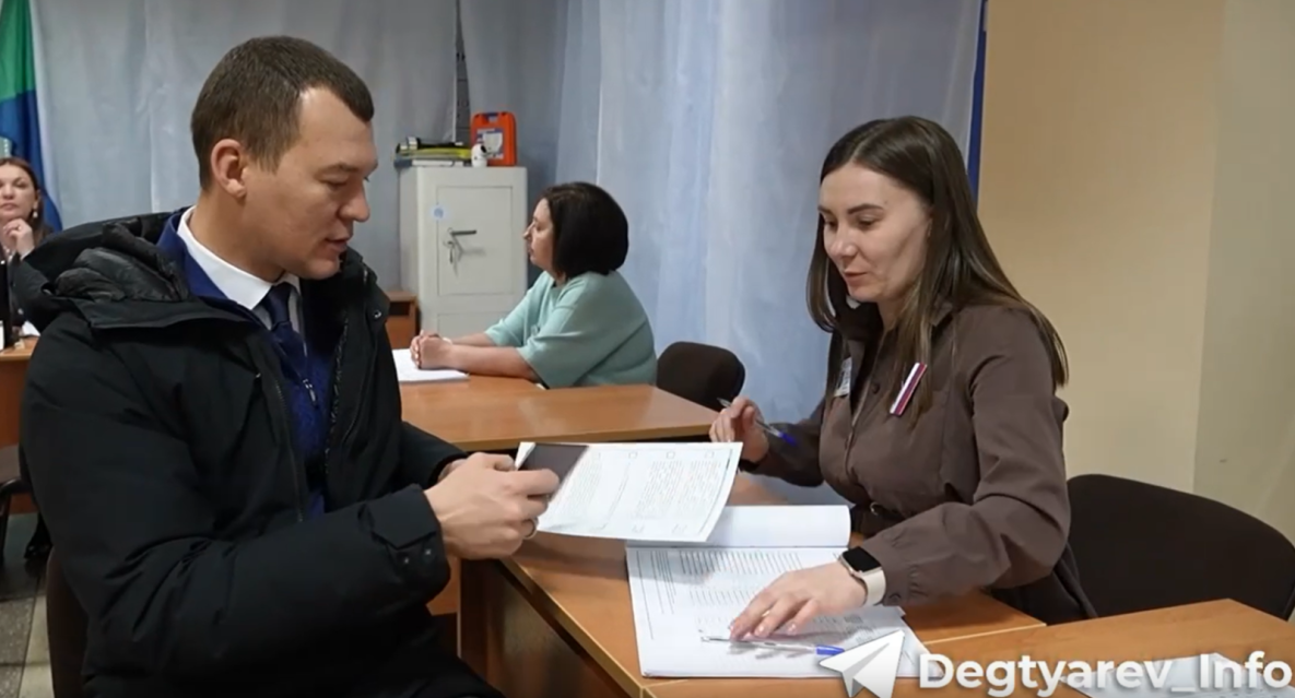 Михаил Дегтярев с семьёй проголосовал в Хабаровске на выборах президента России