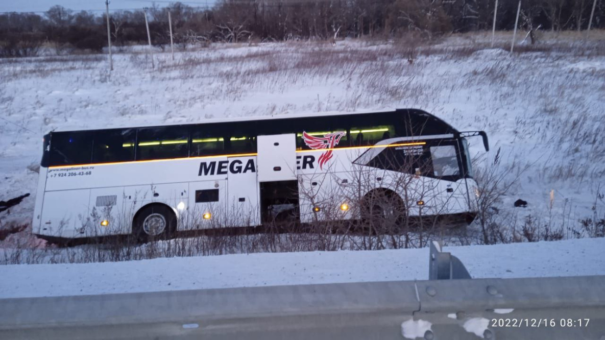 На трассе Хабаровск-Комсомольск автобус с пассажирами слетел в кювет