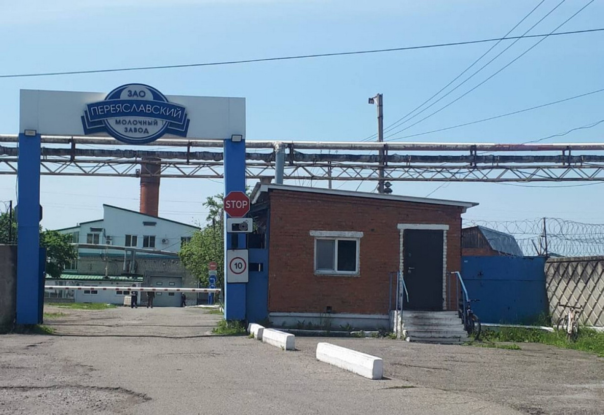 Работника молочного комбината насмерть задавило автопогрузчиком в Хабаровском крае