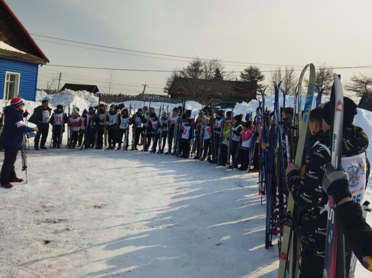 В Охотске прошли лыжные гонки в честь учителя физкультуры Виктора Горбачёва