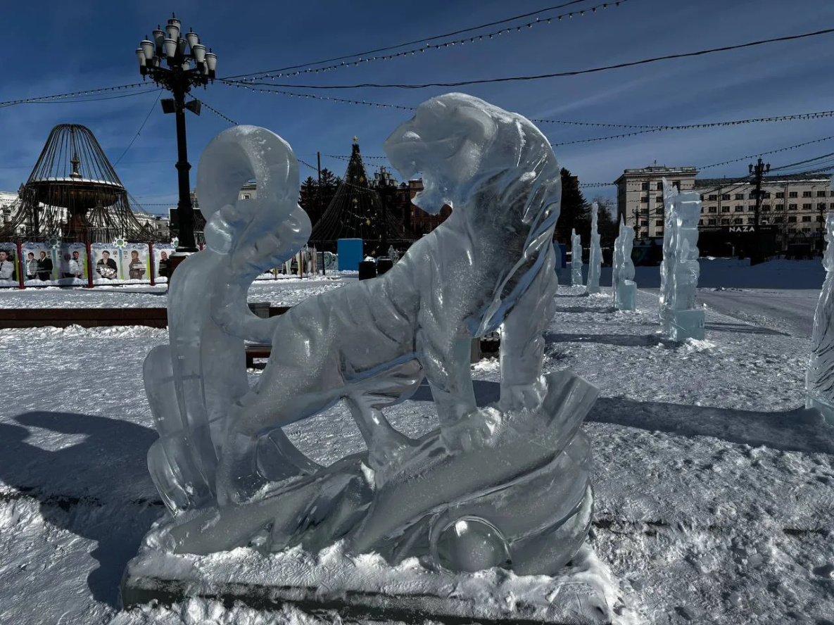 Молодые мастера создали в центре Хабаровска аллею ледяных скульптур