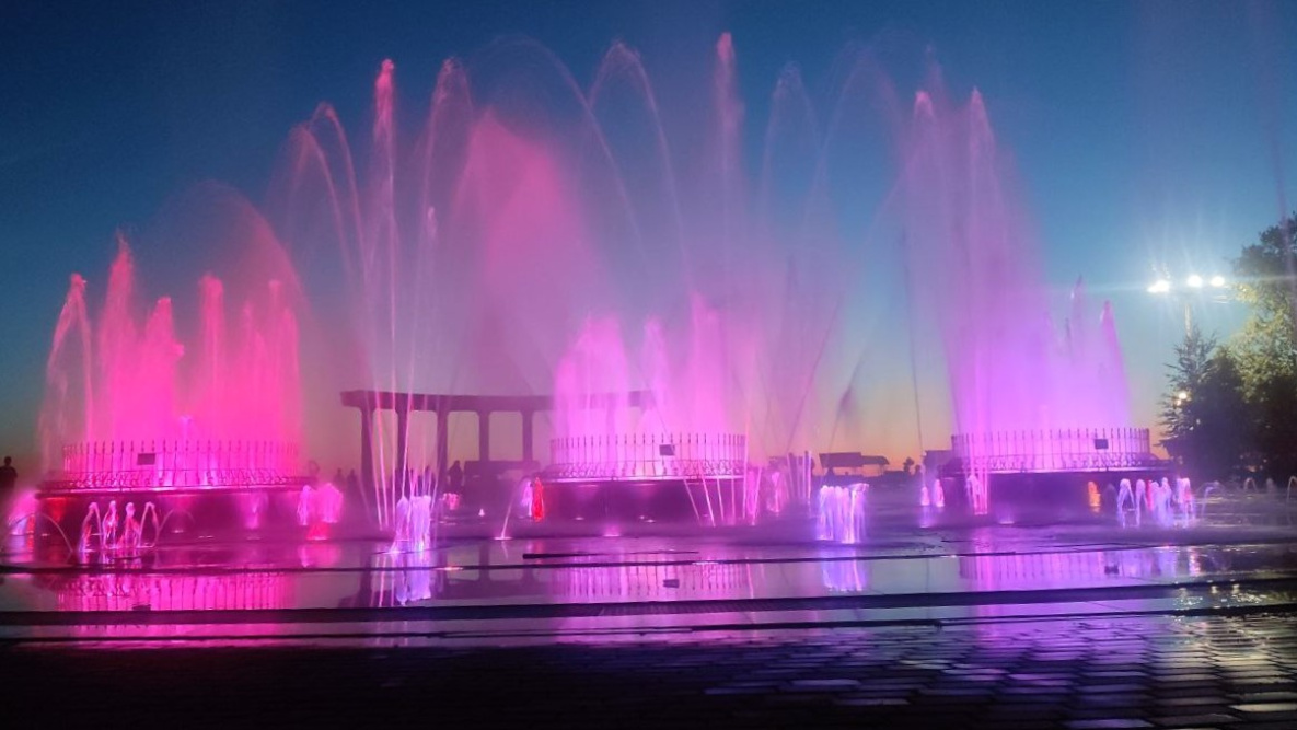 Хабаровчане проводят неспешные вечера у светомузыкального фонтана