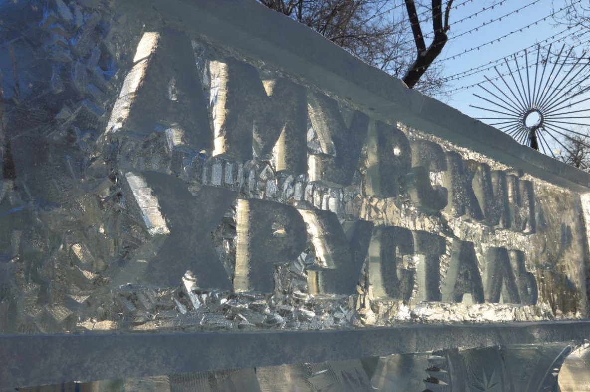 Парк «Динамо» в Хабаровске украшают ледяными скульптурами героев сказок