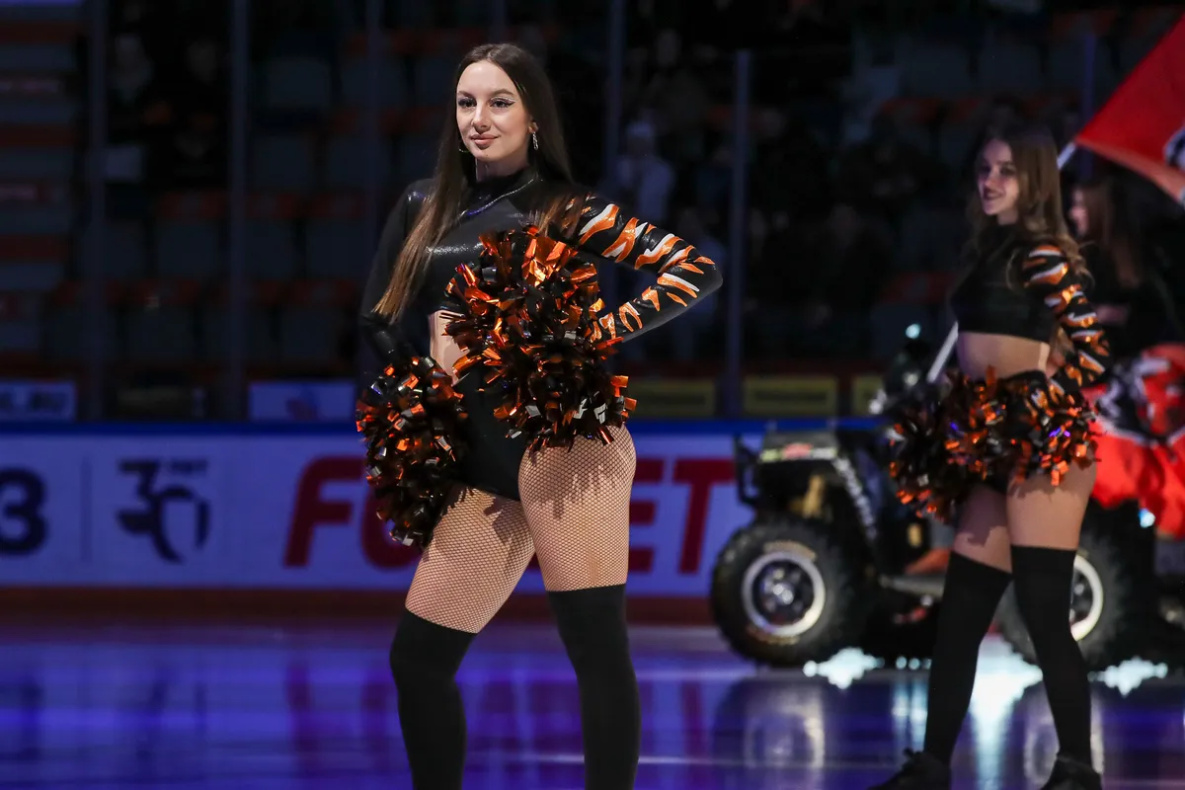 Хоккейный клуб «Амур» ищет девушек в группу поддержки