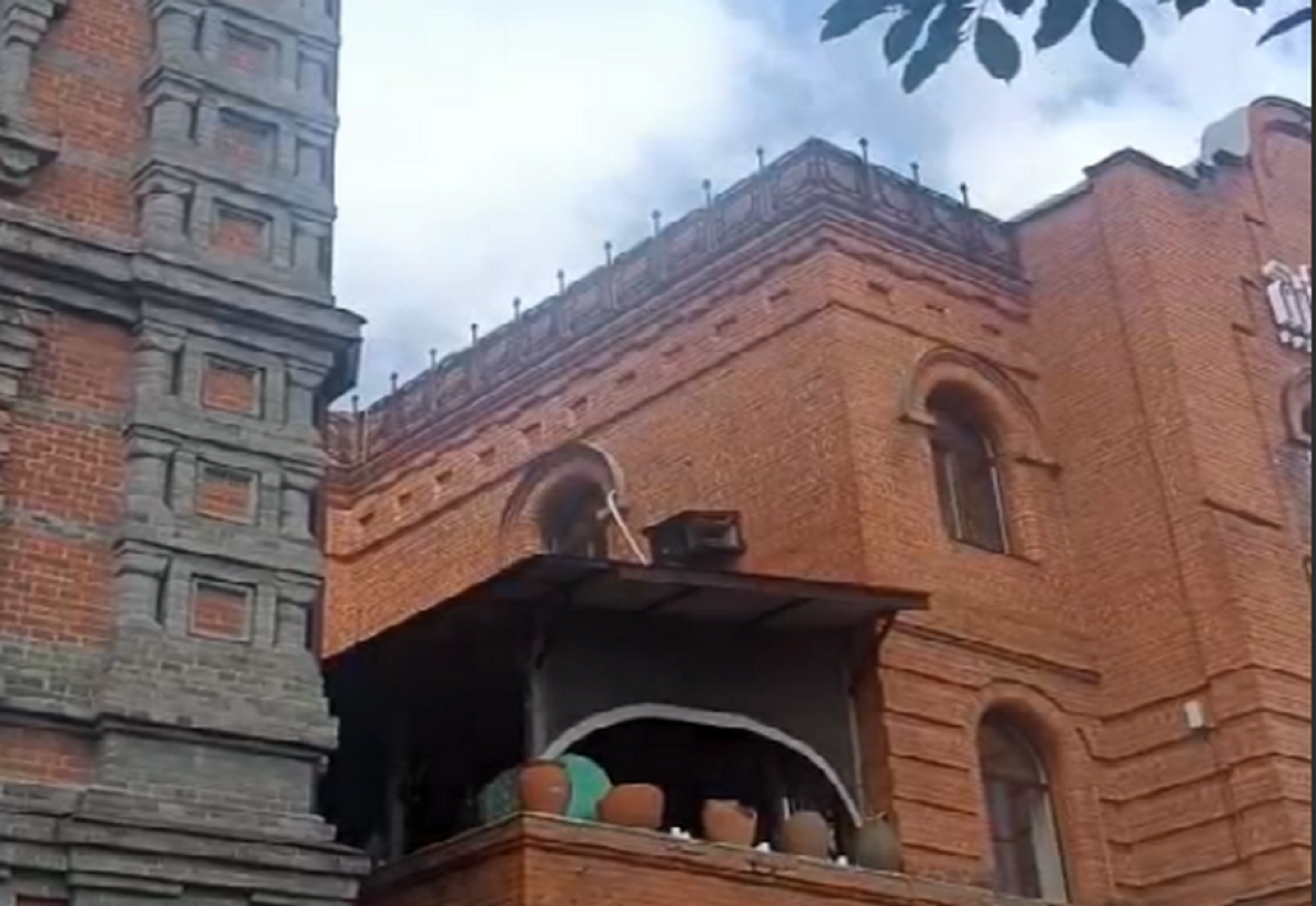 Пожарные ликвидируют пожар в историческом здании в центре Хабаровска