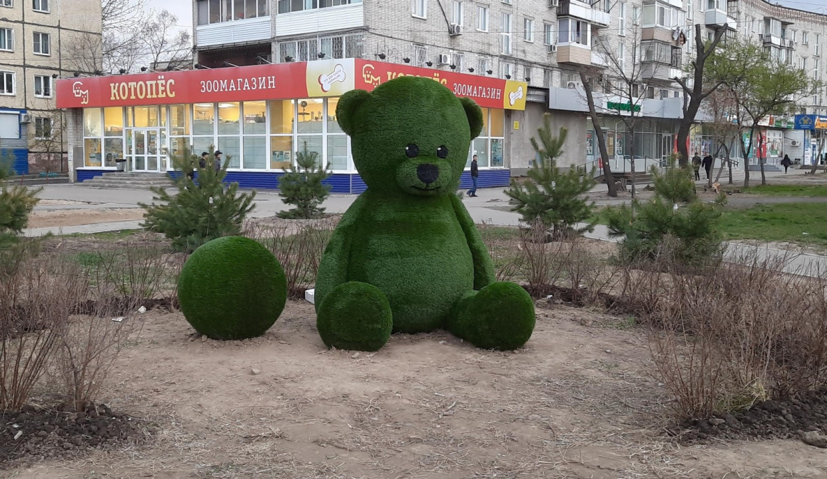 Огромного медведя усадили на месте снесённого рынка в Хабаровске