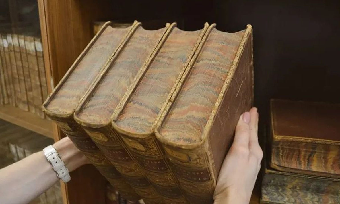 Научная библиотека из Хабаровска показала дары императорской семьи