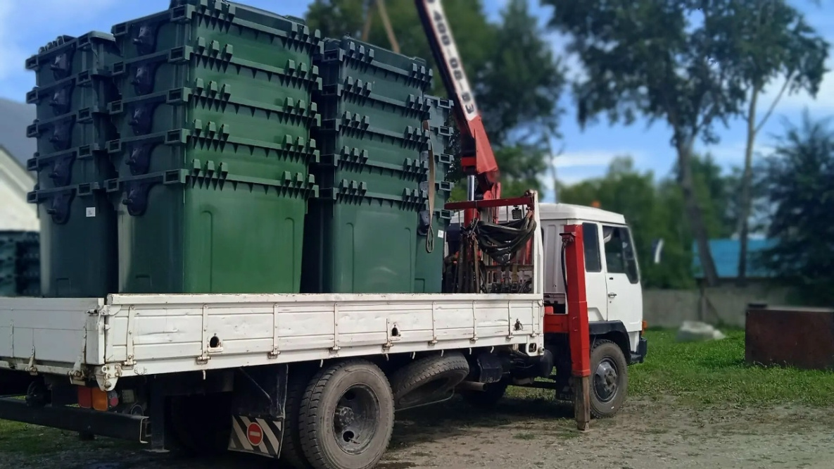 Новые мусорные евроконтейнеры установят в поселениях района имени Лазо