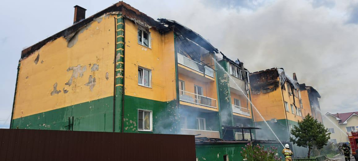 В пригороде Хабаровска Тополево горит трёхэтажный многоквартирный дом
