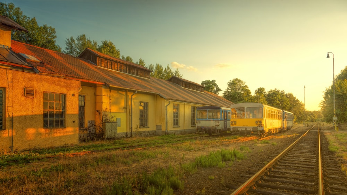 дома у железной дороги в россии (100) фото