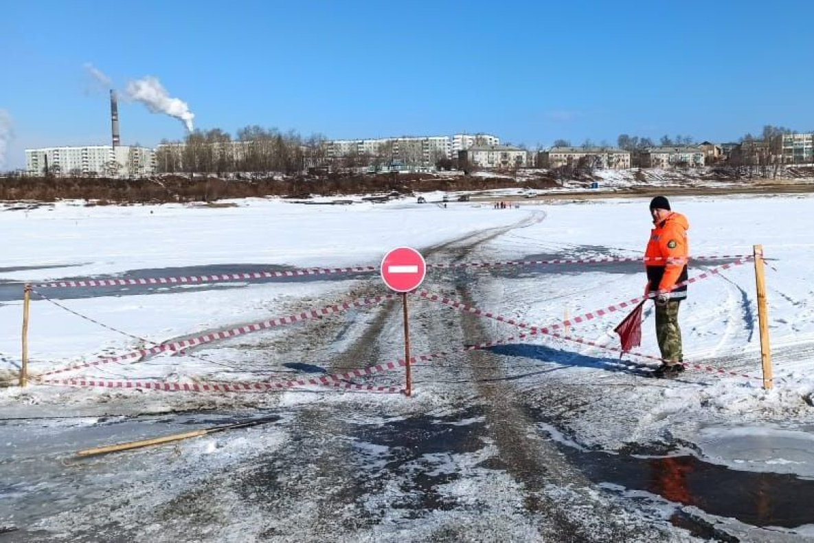 Автомобиль с людьми ушёл под лёд в Амурском районе Хабаровского края