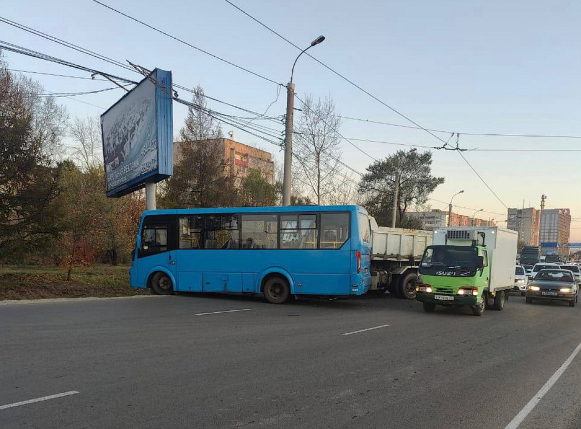 В Хабаровске при столкновении автобуса с самосвалом пострадал пассажир