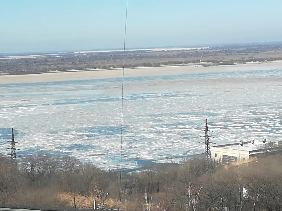 Тв хабаровск на сегодня. Рыбалка на Амуре у Хабаровска на сегодня. Промоина напротив ГРЭС. Толщина льда на Амуре у Хабаровска на сегодня. Русло Амура у Хабаровска на сегодня.