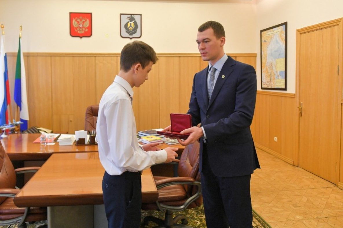 Михаил Дегтярёв передал медаль «За спасение погибавших» сыну женщины-героини